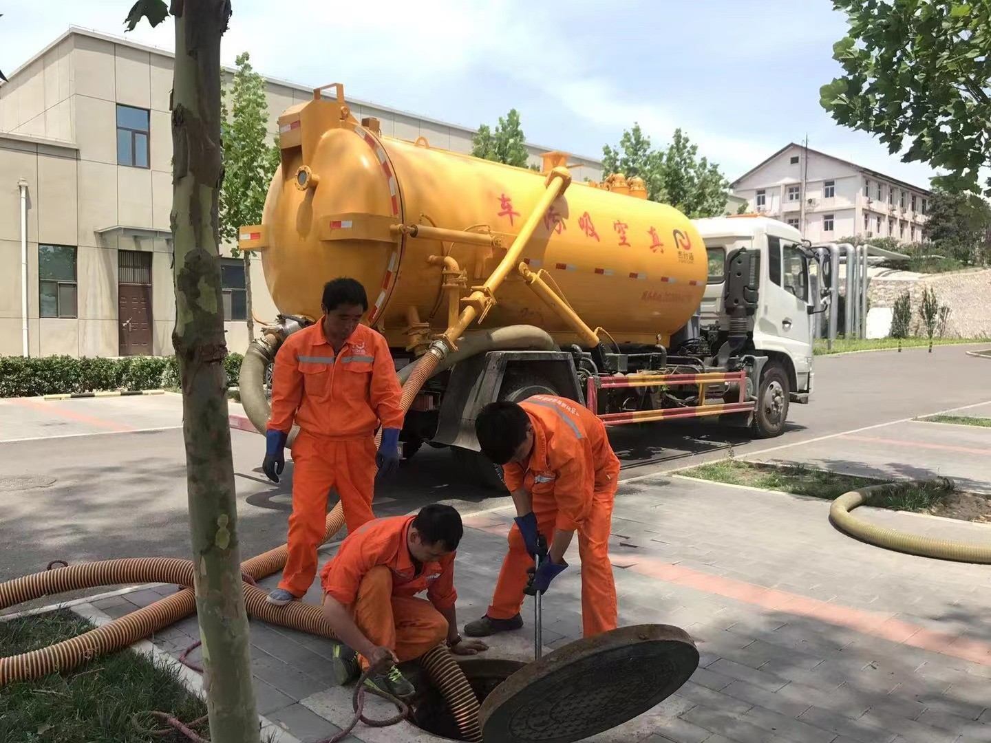 岳西管道疏通车停在窨井附近