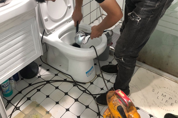 岳西马桶堵塞自己疏通还是找师傅?专业上门服务让你省时更省心